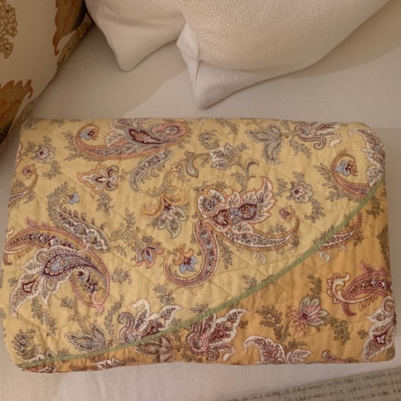 Williams Sonoma Other - Williams Sonoma Quilted Tablecloth